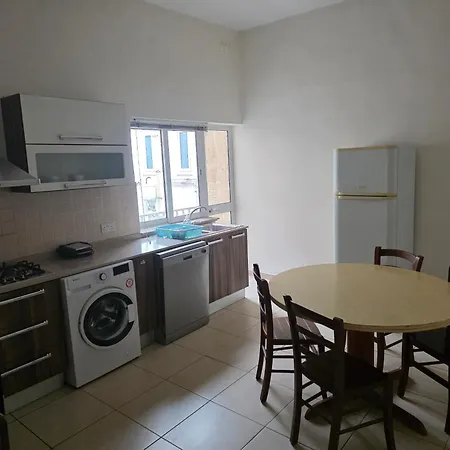 Sea View 4br Msida Sleeps 8