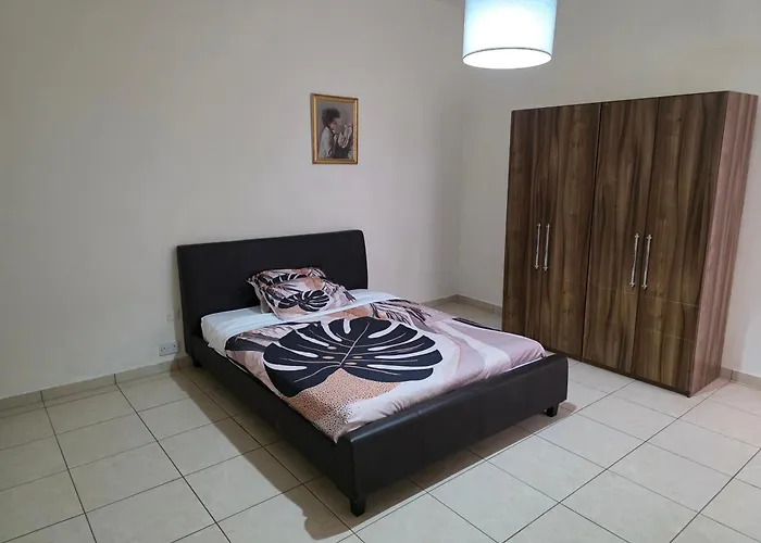 Sea View 4br Msida Sleeps 8