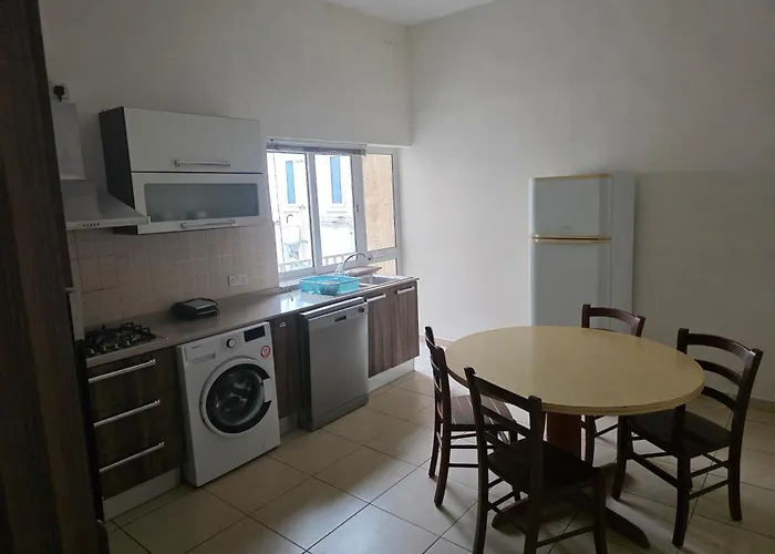 Sea View 4br Msida Sleeps 8