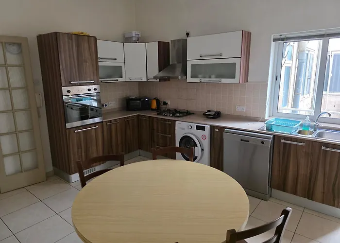 Sea View 4br Msida Sleeps 8 Apartment *